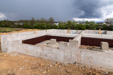 Konut inşaatının temel işi yeni beton biçimlendirme artışı toprağı