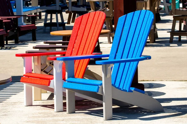 Renkli Ahşap Sandalyeler Yazın Açık Havada Dinlenin — Stok fotoğraf