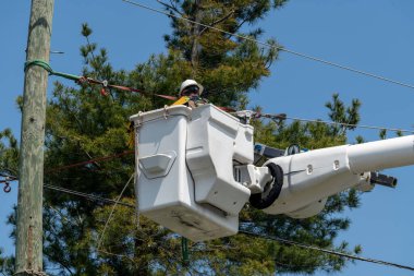 Güç hattı çalışanı yalıtımlı alet direği kablo tamiri kullanır