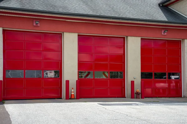 Vstupní Brána Požární Stanice Červená Automatizovaná Garáž Dílčí Dveře Přední — Stock fotografie