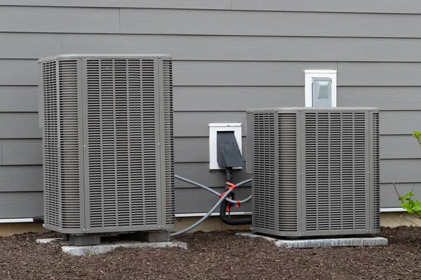 Klimatizace Systém Jednotka Instalována Mimo Nový Dům Chladící Regulátor Chladič — Stock fotografie