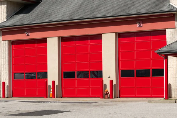 Požární Stanice Červené Dveře Brána Servise Fasáda — Stock fotografie