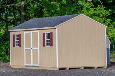 Arka bahçedeki çitlerin dışında yeni, güzel bir depo.