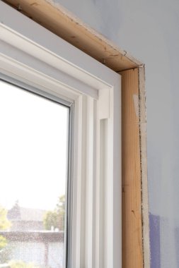 Yeni inşa edilen köpüklü pencere, modern cam plastikli ev