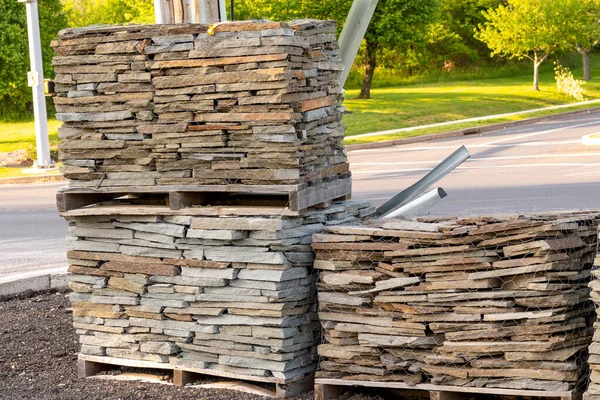 Pallets Met Natuursteen Geplaveide Tegels Blokken Grijs — Stockfoto