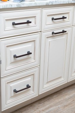 Özel mutfak dolaplarındaki kurulum çekmeceleriyle ilgilen. Yeni dolap