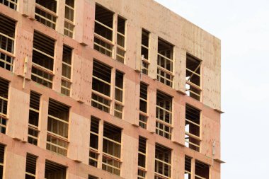 Çoklu aile konutlarının yeni inşaatı kontrplak apartman cephesi çerçeve duvarı geliştirme ahşabı