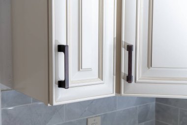 Modern mutfak mobilyalarının kırsal tarzda kapı kolu metali.