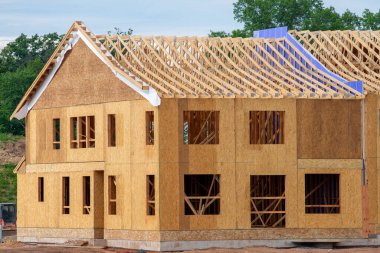 Çatı kirişleri yeni bir kontraplak çatı çerçeve geliştirme duvarı kiriş sitesi