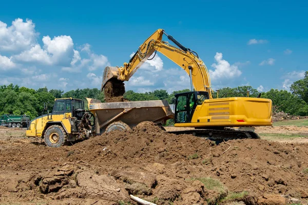Escavação Carregamento Caminhões Basculantes Com Escavadeira Trabalho Cortador Colher Amarelo — Fotografia de Stock