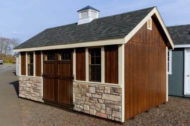 Kulübe ahşap bahçe aletleri gri renkte boyanmış yeni pencere ambarı mağazası