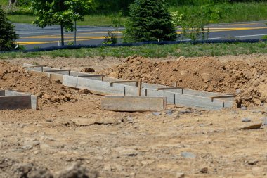 Yeni bir ev için ahşap döşeme beton döşeme taşı.