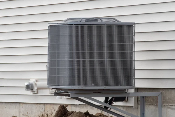 Klimatizace Blízkosti Nového Domu Chladící Ventilátor Instalovat Napájení Moderní Systém — Stock fotografie