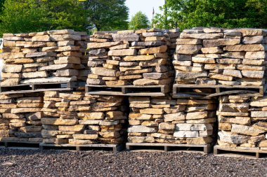Bir paletin üzerindeki dekoratif yapı taşı maddi gri granit kullanılabilir.