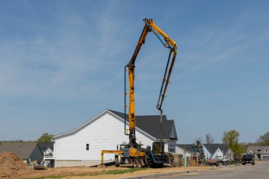 Araba karışımının içine beton dökme süreci