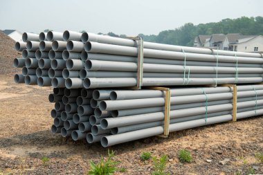 İnşaat alanındaki bir boru yığını yeni su boruları yapımında kullanılacak.