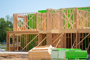 Mavi gökyüzü kontrplak maddesine karşı çerçevelenen yeni konut inşaatı