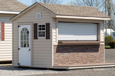 Yeni ahşap kapılar, çatı, modern açık hava.