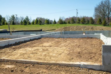 Yeni bir ev işi için yeni bir temel zemin katı çimento