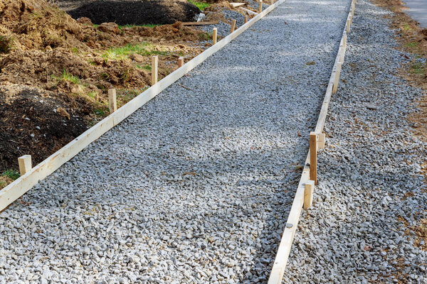 формируемый тротуар готов к бетонному цементу