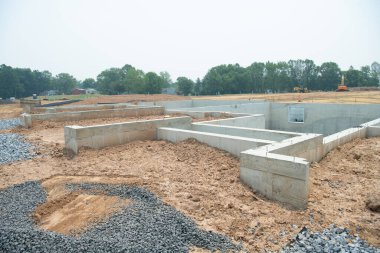 Yeni ev çimento sahasının temeli