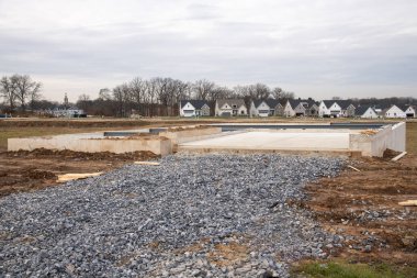 Yeni bir bodrum katı malzeme sahası için beton temel