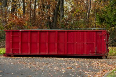 Büyük demir çöp konteynırları. Açık hava çelik metal çöpleri. Tam geri dönüşüm.