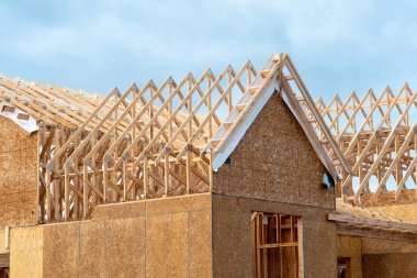 Kontrplak bir evin kirişlerinin montajı duvar çivileri ahşap çerçeve kirişleri