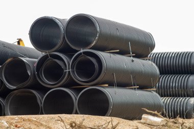 Büyük çaplı plastik borular su tesisatı kara yığın