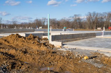 Yeni daireler için beton temel iş demiri