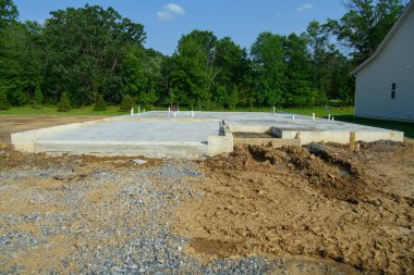 Yeni bir ev için yeni bir temel beton zemin