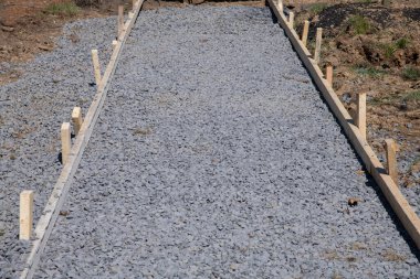 Kaldırım taşla kaplı. Tak sokağı doğal gri.