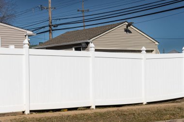 Yeni beyaz plastik çit ev modern.