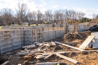 Yeni bir ev, beton malzeme müteahhidi için demir işleme