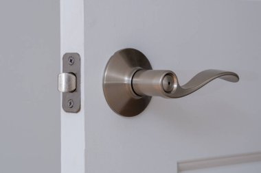 Kapı kolu kapılara monte edildi. Yeni metal servis.