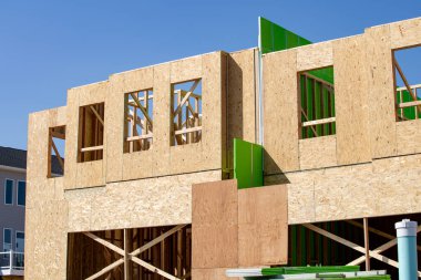 Yeni bir kontrplak ev çerçeve penceresi inşaatı