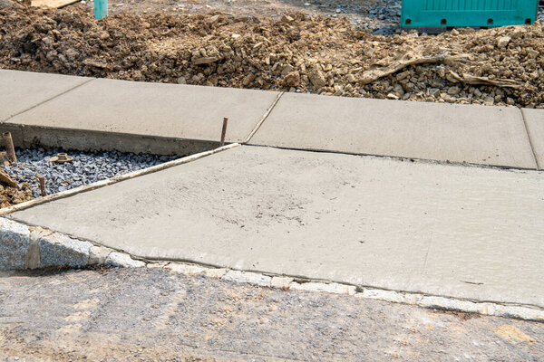 свежевылитый цементный тротуар новые работы уличные асфальтовые материалы