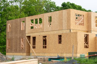 Yeni bir kontrplak ev kereste iskeleti inşaatı