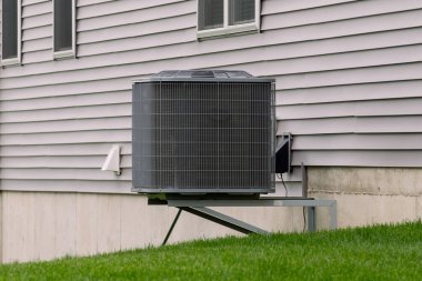 Klimanın açık hava ünitesi. Yeni sistem vantilatörü. Güzel modern.