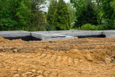 Yeni bir ev çimento inşaatının temelleri