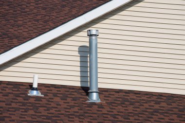 Çatıdaki demir baca. Metal kaplama.