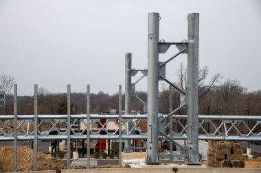 Otobanın demir destekleri yeni metal taşır.