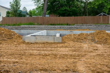 Evin temelleri yeni bir binanın zeminini modern çimentoya döküyor.