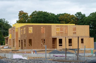 Tamamlanmamış yeni kontrplak ev çerçeve kereste geliştirme duvarı ahşabı