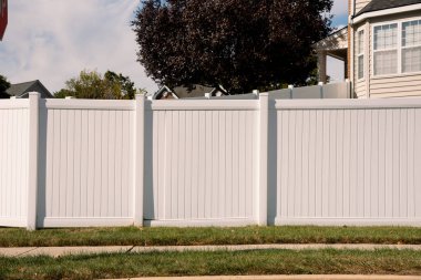 Arka bahçe koruması ve mahremiyet için beyaz plastik çit.