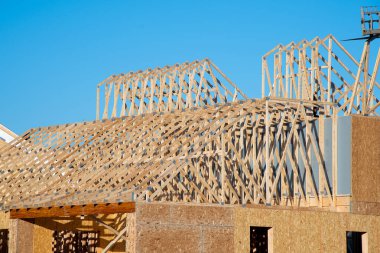 Bir kontraplak evin kirişleri ahşap kiriş inşaat duvarı.