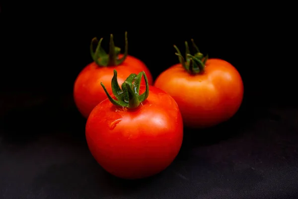 Tre Färska Röda Tomater Den Svarta Ytan — Stockfoto