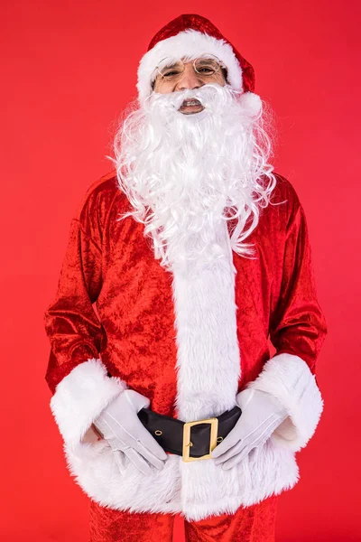 打扮成圣诞老人的人的画像 在红色的背景上对着照相机摆姿势 圣诞节 消费主义和幸福概念 — 图库照片