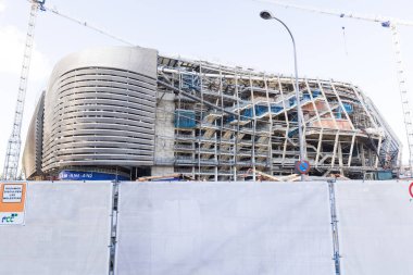 Madrid, İspanya - 4 Ocak 2023: Yenileme çalışmaları sırasında Santiago Bernabeu, Real Madrid futbol stadyumunun dışı.