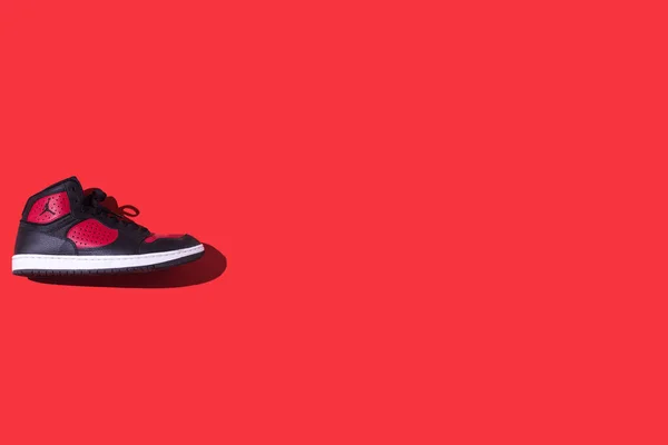 黑色和红色的Nπjordan Access鞋 红色背景 运动鞋 迈克尔 收藏品和休闲装的概念 — 图库照片